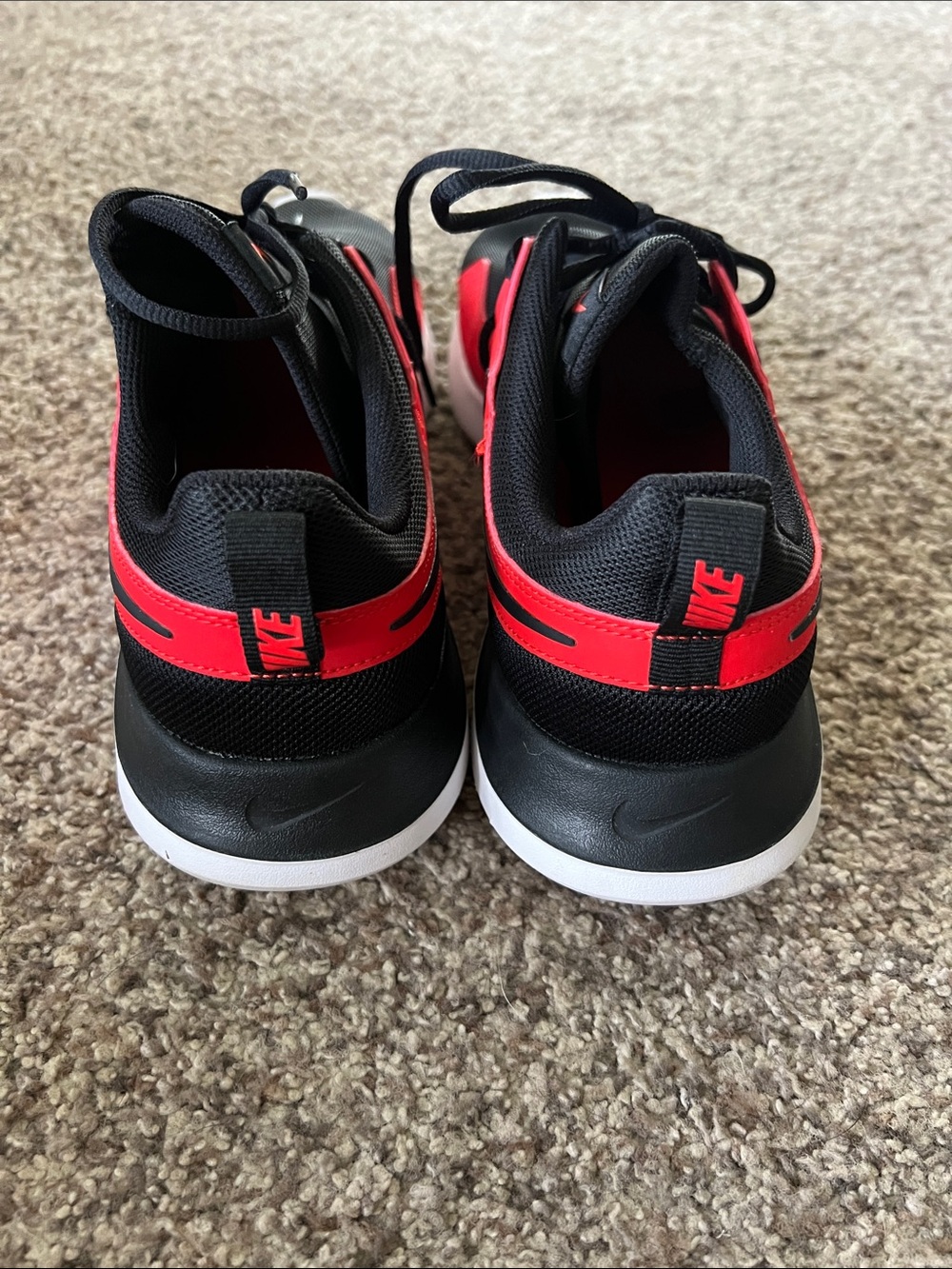Nike Black and Red Low-Top Trainers - Picture 3 of 4